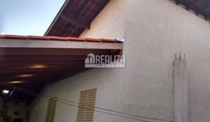 Casa de 3 dormitórios com suíte e espaço gourmet no Bairro Conjunto Cássio Rezende