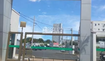 Apartamento à venda no Condomínio Residencial Águas Cristalinas, no bairro Conjunto Guanabara, Uberaba: 2 dormitórios com piscina e portaria 24hrs!