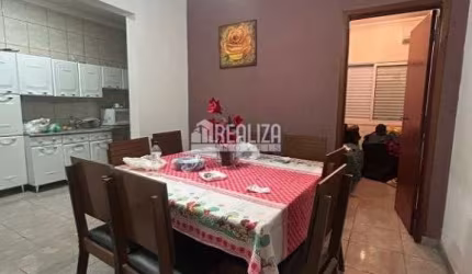 Casa à venda no Bairro Conjunto Manoel Mendes, Uberaba: 3 dormitórios, suíte, churrasqueira e garagem para 2 carros.