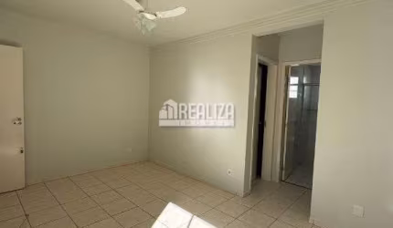 Apartamento de 2 dormitórios para alugar no Condomínio Parque Ucrânia, no bairro Conjunto Guanabara, Uberaba
