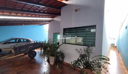 Casa à venda no bairro Maracanã, em Uberaba - 3 dormitórios, suíte e 4 garagens!