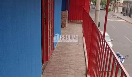 Sobrado para alugar no bairro Abadia em Uberaba: 2 dormitórios, suíte, garagem coberta, área de serviço, sacada.