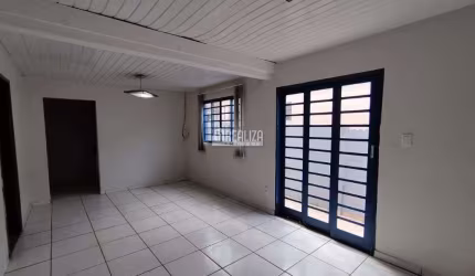 Casa para alugar no bairro Bom Retiro, Uberaba: 2 dormitórios e garagem coberta