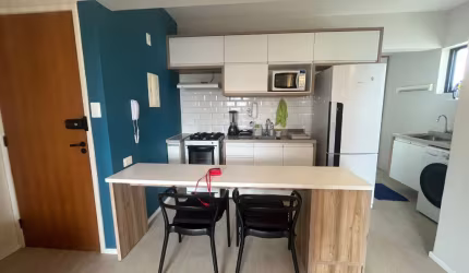 Lindo 1/4 amplo, finamente decorado e mobiliado no Rio Vermelho