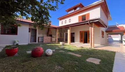 Sobrado 4 suítes com quintal gramado em Indaiatuba