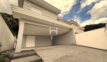 Casa  à venda em Joinville-SC, no bairro Glória: 4 quartos, 2 suítes, 2 salas, 4 banheiros, 3 vagas