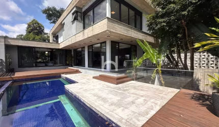 Imponente residência de 4 quartos na América, Joinville-SC: 3 suítes, 2 salas, 4 banheiros, 2 vagas e 670m². Venha visitar!