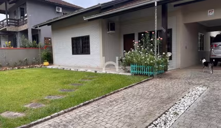 Casa à venda em Joinville-SC, bairro Glória: 3 quartos, 1 suíte, 2 salas, 3 banheiros, 2 vagas de garagem, terreno amplo