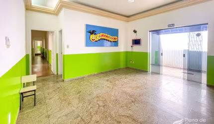Casa espaçosa à venda em frente a Praça João Pessoa