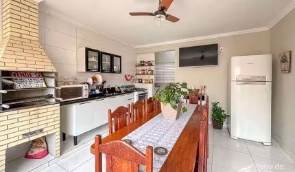 Casa espaçosa à venda no bairro Esplanada