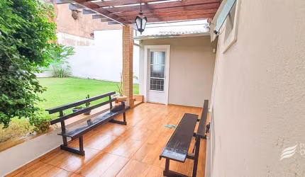Linda Casa à Venda no Bairro Iporã com 03 Quartos e Charmoso Quintal