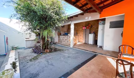 Casa com espaço gourmet e lindo jardim no bairro Umuarama