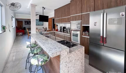 Casa com espaço gourmet e lindo jardim no bairro Umuarama