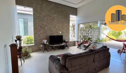 Casa em Condomínio em Alphaville 1, imóvel reformado com 300m², 4/4 sendo 3 suites