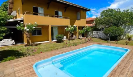 Casa Alto Padrão em Jaguaribe, dentro de condominio, reformada, com 5/4 com suíte e área verde