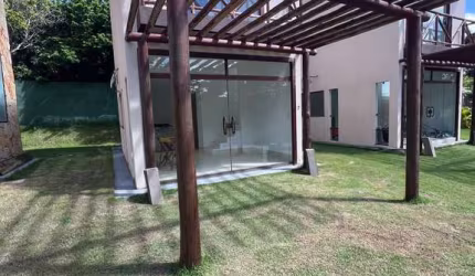 Casa Padrão em Praia do Forte, com 2 suites, proximo a Lagoa de Aruá, com vaga.