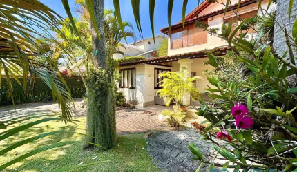 Casa com terreno grande à venda no Rio Mar - Barra da Tijuca