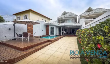 Linda casa moderna à venda na região mais luxuosa da Barra da Tijuca