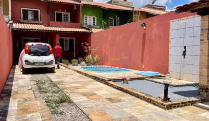 casa com piscina e 06 quartos, sendo 03 suites.