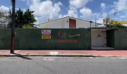 Casa de esquina no bairro Joaquim Távora.Ideal para clínicas, farmácia, e comércio em geral.