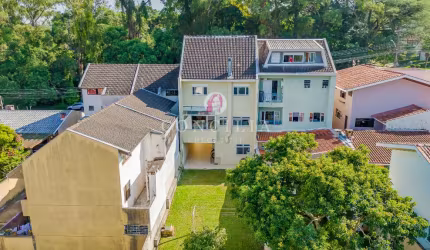 Sobrado Triplex de 4 Quartos, sendo uma Suíte Master - São Lourenço - Curitiba/PR