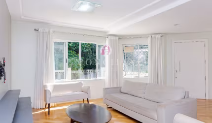 Sobrado Triplex de 4 Quartos, sendo uma Suíte Master - São Lourenço - Curitiba/PR