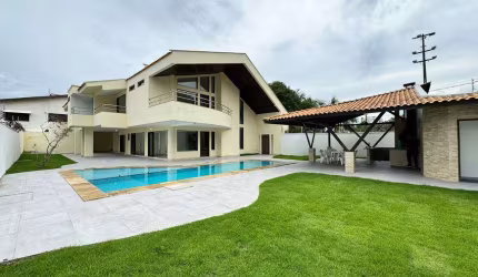 Casa para venda possui 519 metros quadrados com 5 quartos em Calhau - São Luís - MA
