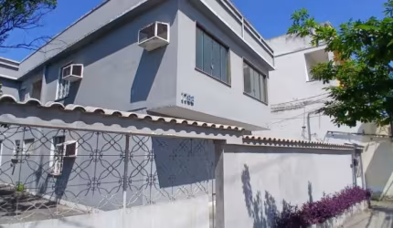 Excelente prédio de 2 andares com 4 apartamentos, com ótima localização!