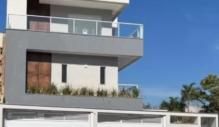 CASA TRIPLEX COM 4 SUÍTES, PROJETO MODERNO COM LINHAS RETAS, À VENDA NO CONDOMÍNIO DREAM GARDEN II COM LAZER COMPLETO E ÓTIMA LOCALIZAÇÃO EM VARGEM PEQUENA.