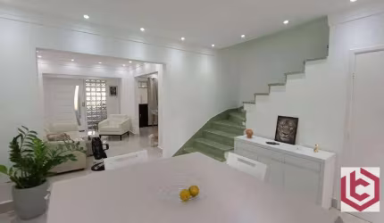 Sobrado com 3 dormitórios à venda, 200 m² por R$ 2.150.000,00 - Embaré - Santos/SP