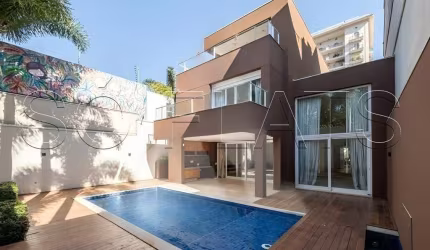 Casa para locação na Rua Henrique Martins, com 495m², 03 suítes e 03 vagas de garagem.