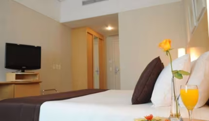 Lindo flat em Moema com entrada imediata e sem fiador para locação.