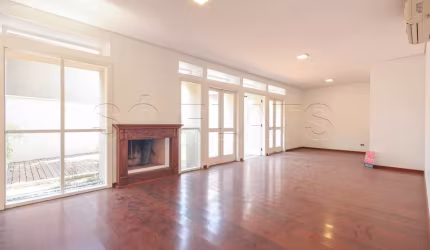 Casa alto padrão no Morumbi com 465m², 4 suítes e 4 vagas de garagem
