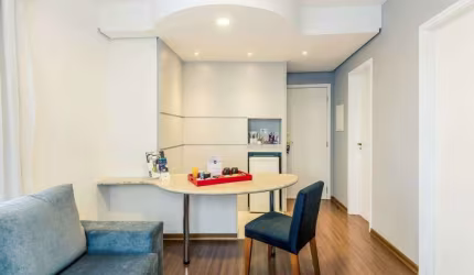 Flat na Rua Funchal totalmente mobiliado, com cozinha completa para locação.