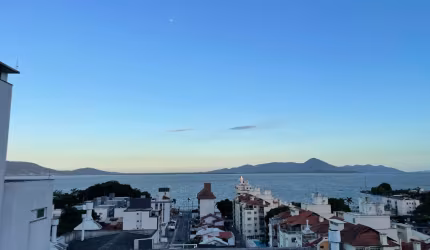 Cobertura duplex com vista panorâmica para o mar – Coqueiros, Florianópolis