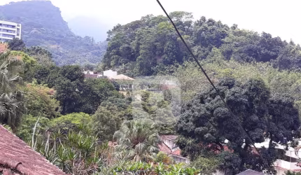 Maravilhosa casa com lindas vistas e Privacidade! Em rua com guarita de segurança!