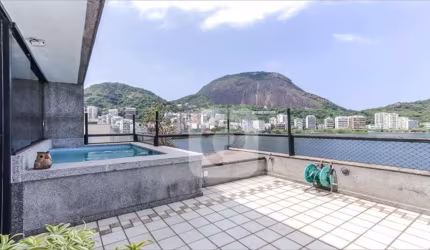Cobertura com 4 quartos e com piscina na  Lagoa!