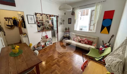 Apartamento 2 quartos com varandinha em charmosa rua da Lagoa