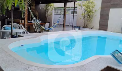 Casa Condomínio Fechado, com 3 suítes, ampla sala, piscina, academia e área gourmet.