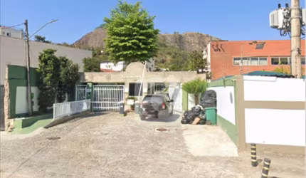 Casa de 340 m² 4 quartos 2 suítes com 1 canadense 2 salas 1 cozinha grande 2 vagas à venda