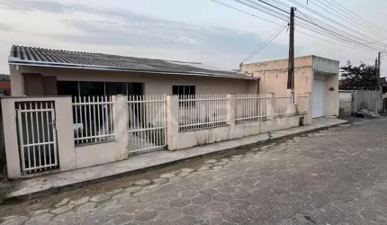 Casa com 04 Dormitórios,em Pedra de Amolar, Ilhota/SC