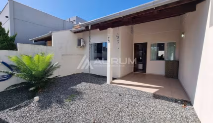 Casa com 02 Dormitórios (01 suíte), em Centro, Navegantes/SC