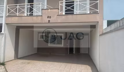 Sobrado à venda em Curitiba-PR, bairro Uberaba: 3 quartos, 1 suíte com hidromassagem, 3 salas, 4 banheiros, 3 vagas, 223,71 m².