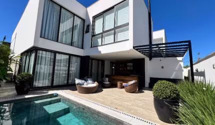 Casa alto padrão em condomínio fechado.