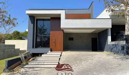 Casa térrea com piscina no melhor condomínio da região