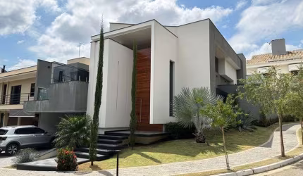Casa de esquina em rua sem saída, de frente para área verde, vista privilegiada e privacidade