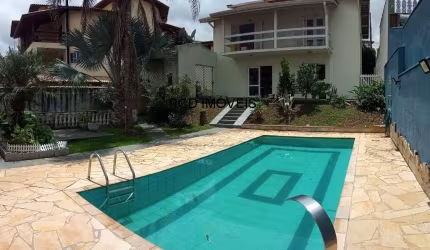 Casa de luxo em condomínio: 3 quartos, 2 suítes, 5 banheiros, 4 vagas de garagem em Parque Dom Henrique, Cotia-SP - 384m².