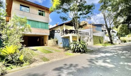 Aluguel de Casa em Condomínio de Luxo em Cotia-SP, Jardim das Flores: 4 Quartos, 2 Suítes, 1 Sala, 3 Banheiros, 4 Vagas, 350m².
