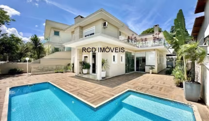 Casa em Condomínio de Luxo em Golf Gardens, Carapicuíba-SP: 4 quartos, 2 suítes, 1 sala, 3 vagas, 358m². Venha conhecer!