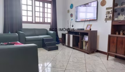 Casa assobradada à venda no Jardim Bonfiglioli com 3 quartos, 1 suíte, 2 banheiros, 3 vagas de garagem, corredor lateral com cobertura retrátil, 102m²